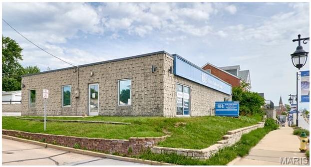 2,700 SF /Medical Office
High traffic count address
1 block from SSM St. Josephs Hospital, 2 Blocks from historic Main St.
Minutes from I-70