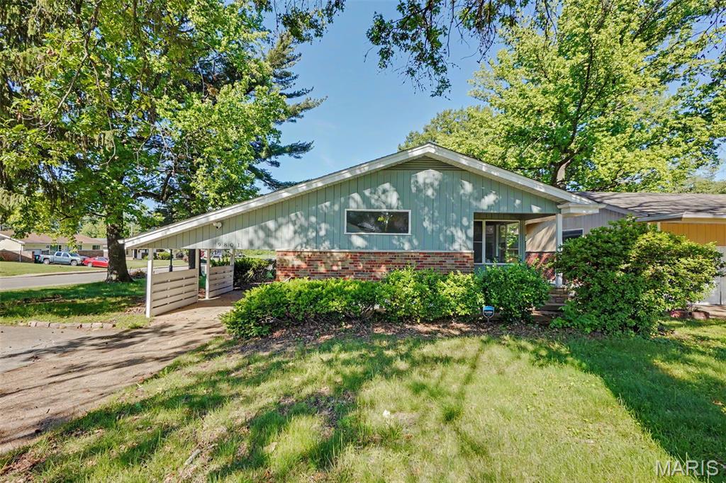 Super cute 3 bed, 1 bath home on a corner lot that proves good things really do come in practical-sized packages. With 1,133 sq ft, this place is easy to maintain, easy to love, and won’t have you spending your entire weekend cleaning rooms nobody uses anyway. Cozy, functional layout with great natural light, solid outdoor space, and tons of charm throughout. Perfect for a first-time buyer, downsizer, or anyone tired of paying for wasted space and empty formal dining rooms. Clean, cute, and ready for its next owner!
