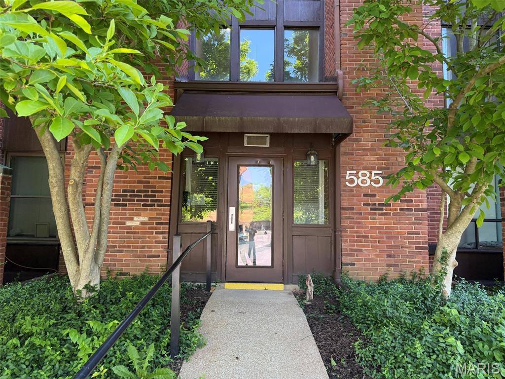 MOTIVATED SELLERS! TWO (2) ASSIGNED GARAGE PARKING SPACES are included with this condo. Updates include: Engineered hardwood flooring; HVAC; Water Heater; Electrical Panel; Kitchen; Bathrooms; Shutters; Custom Closets; Recessed Lighting. Your large eat-in kitchen features a plenty of cabinet space, granite counter tops, double wall ovens, spacious pantry, and full size washer/dryer closet. Just in time for you to enjoyed the private covered deck and community pool and tennis courts. Located in the heart of Creve Coeur, you're just steps away from restaurants, Dierbergs, Trader Joe's; Starbucks; Creve Coeur Golf Club; Panera; I-270. Can't beat the location and condo amenities (indoor parking, outdoor pool, tennis courts, community center).