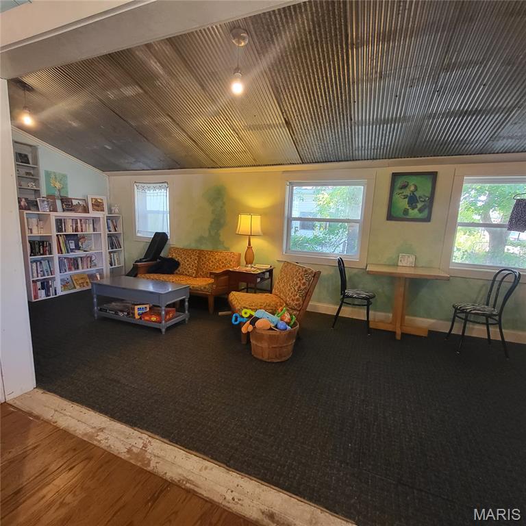 Town/Ellington - Commercial Sale