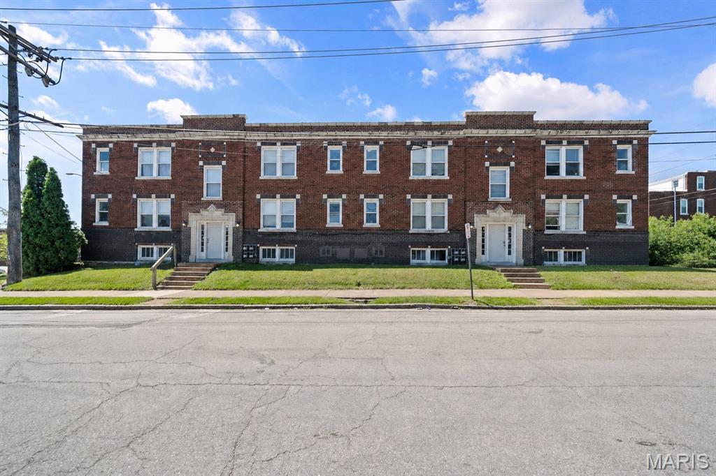 Fully updated 8-unit apartment building in the historic Tower Grove East neighborhood.

Located just 1.5 miles from Tower Grove Park and all the amenities South Grand has to offer.

The building is surrounded by popular neighborhood restaurants and coffee shops for tenants to enjoy.

Built in 1927, this brick building has a total square footage of 6,400 on a 6,288 square foot lot (0.144 acres).

Each 1-bedroom, 1-bathroom unit boasts 750 square feet of modern living space.

All units were completely renovated in 2021 with granite countertops, stainless steel appliances (including gas stoves, refrigerators, microwaves, and dishwashers), in-unit washers and dryers, and keyless locks throughout.

Major property upgrades in 2021 include new condensers, PVC plumbing, sewer laterals, and a TPO roof.

Investment highlights
Fully updated 8-unit apartment building in the historic Tower Grove East neighborhood.
Located just 1.5 miles from Tower Grove Park and all the amenities South Grand has to offer.
The building is surrounded by popular neighborhood restaurants and coffee shops for tenants to enjoy.
Built in 1927, this brick building has a total square footage of 6,400 on a 6,288 square foot lot (0.144 acres).
Each 1-bedroom, 1-bathroom unit boasts 750 square feet of modern living space.
All units were completely renovated in 2021 with granite countertops, stainless steel appliances (including gas stoves, refrigerators, microwaves, and dishwashers), in-unit washers and dryers, and keyless locks throughout.
Major property upgrades in 2021 include new condensers, PVC plumbing, sewer laterals, and a TPO roof.
