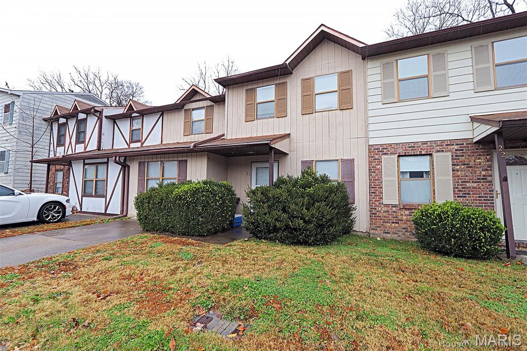 Living made so easy. All outside maintenance covered by the HOA along with mowing and trimming. All appliances stay including the washer and dryer. Move your college kids or parents here.