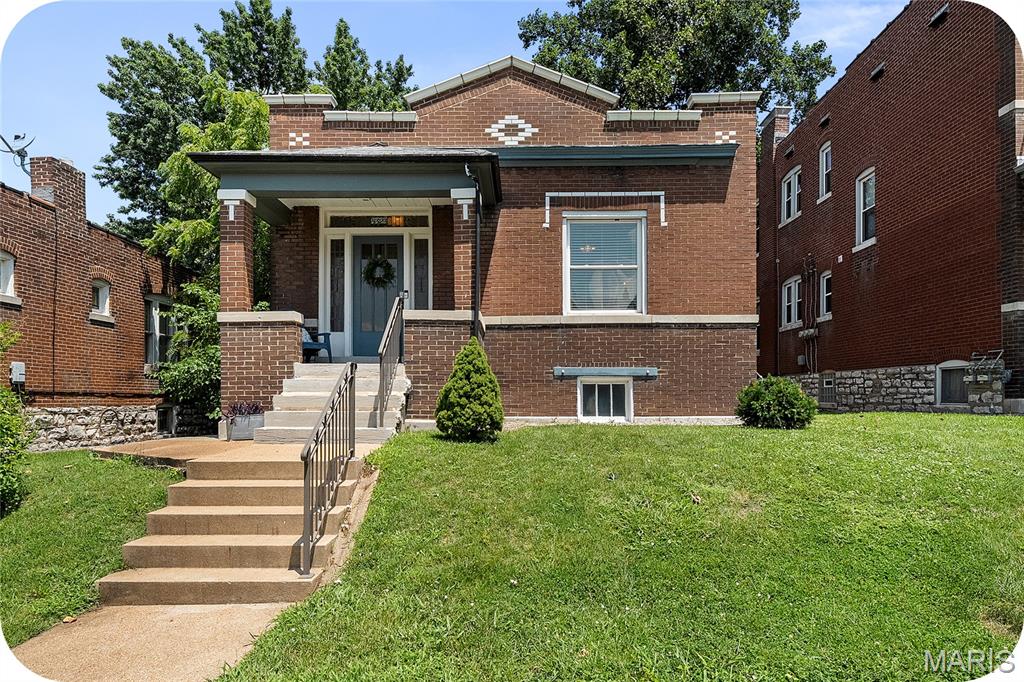 Open Sunday 7/19, 1-3pm. Welcome to your Southhampton charmer, perfectly situated in the heart of it all, just steps from Russell's for brunch, a quick pick-me-up at Espresso Yourself, burgers at The Mack, or a “naughty or nice” scoop from Clementine's Naughty & Nice Creamery. Walkability? Yes, please. Step inside and you’re welcomed by a charming foyer that flows into a comfortable living room and a standout dining space featuring coffered ceilings and a built-in buffet (hello, hosting goals). This home offers 2 bedrooms, 1 bathroom, and an updated, absolutely adorable kitchen that makes great use of every inch. Out back, you’ll find a fenced yard and a deck ready for summer nights, weekend hangs, and everything in between. Southhampton cutie, walkable lifestyle, and just the right amount of charm, this one is easy to love!