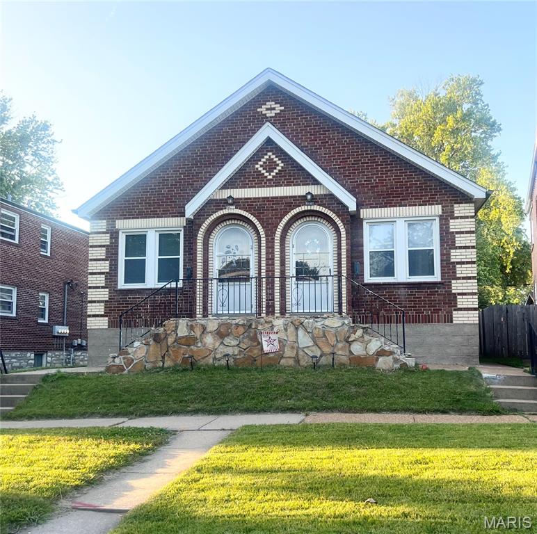 This property features a 1-bedroom, 1-bathroom layout with an additional office space. It offers approximately 1,000 sq. ft. on the upper level and 800 sq. ft. on the lower level. The interior includes hardwood floors, carpet in the back room, tile in the bathroom, and a kitchen equipped with a range, refrigerator, and vinyl flooring.

The unfinished basement provides a laundry area and two storage rooms. Additionally, the property includes a detached garage with convenient access to a side entrance of the home.