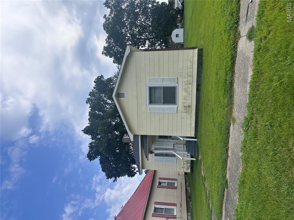 cute little 2 bedroom bungalow that needs your finishing touches!!!  really easy to show  just text agent  Beth 573-270-9575
