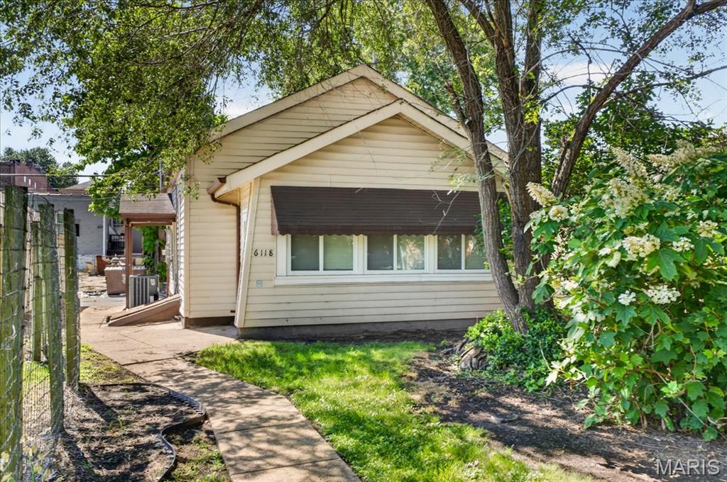 Welcome to 6118 Vermont! This freshly updated home is move-in ready and waiting for its next tenants. Enjoy the convenience of a one-car garage, in-unit washer and dryer, and a large fenced backyard perfect for relaxing, entertaining, or outdoor activities. Conveniently located with easy access to shopping, dining, and major roadways. Don't miss this opportunity. Submit your application today!