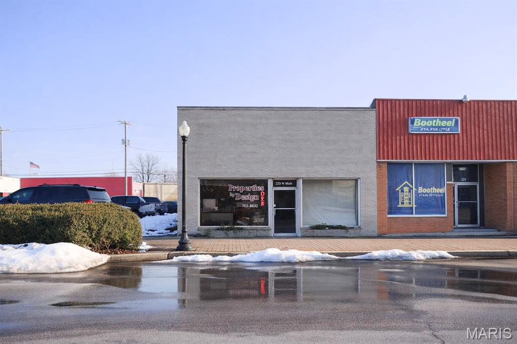Great investment opportunity in downtown Sullivan. Continue to rent to the current tenant or bring your own business and vision to the space. Locally high traffic area located next to other thriving businesses.