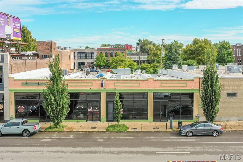 3131–3137 Olive Street presents a stabilized restaurant investment with clear upside in St. Louis’ Midtown corridor. The property totals ±5,372 SF and is 100% leased to Salsa Rosada through 2027, providing reliable income with annual rent escalations. Originally built in 1894 and fully renovated in 2016, the building combines historic character with modern systems and ADA compliance. Located along Olive Street near Saint Louis University, and The City Foundry this property is positioned within one of the city’s most active growth areas.