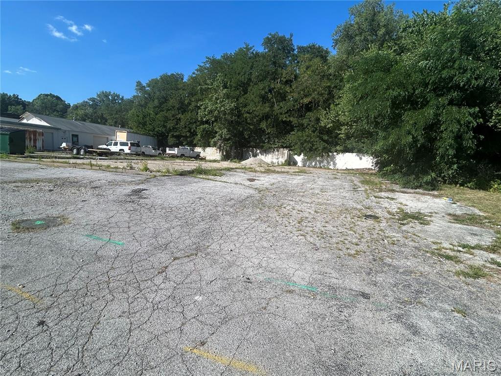 Excellent main-road exposure on N Truman Blvd — commercial lot available for lease at 1238 N Truman Blvd, Crystal City, MO. Level, rectangular parcel ideal for vehicle parking, equipment or material storage, contractor staging, or small commercial use (subject to local zoning and permitting). High-visibility location with easy ingress/egress and convenient access to nearby businesses and transportation routes.