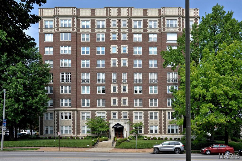 Elegant condo living at its best! Completely renovated blending traditional with a contemporary flair. The 1700 sq ft open floor plan has an abundance of light from 10 windows facing Forest Park. Beautiful wood floors span most of the rooms. Original crown molding, woodwork, hardware and doors add to the charm of this historic building. Marble -trim fireplace, built-in bookcases & glass paneled French doors accent the spacious living room. State of the art white kitchen features a Viking gas range, Kitchen-Aid appliances, granite counter tops, breakfast bar tile back splash and tile flooring. A 13 x 11 closet/laundry rm can be configured to a 2nd bedroom. Master suite has an amazing bathroom with top of line fixtures. The hall bath has been renovated with the same quality features. Additional amenities include elevator service, on-site management, dedicated garage parking, exercise room and extra storage space. Walk to Wash U, DeMun bistros and all that Forest Park offers. Location: City, Upper Level.