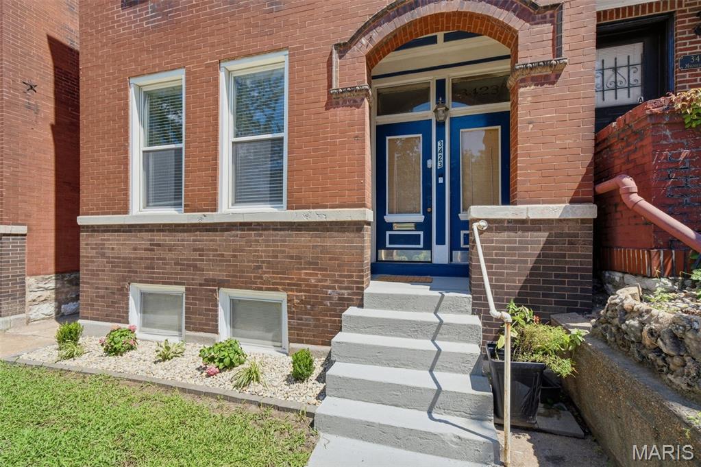 289 acres of Tower Grove Park is nearly at your doorstep! Welcome home to 3423 Magnolia Ave, a beautifully maintained 4-bedroom, 2.5-bath home in the heart of Tower Grove East, one of St. Louis City's most walkable, sought-after neighborhoods.
Step inside to gorgeous wood floors and an open floor plan flowing effortlessly into a spacious kitchen and sitting room built for gathering. Main level laundry and storage galore make everyday living easy. Upstairs, four generously sized bedrooms await, including a true primary suite with a walk-in closet, ensuite bath with double sinks, and a private balcony. Morning coffee just got an upgrade.
Out back, enjoy a low-maintenance yard perfect for entertaining, plus off-street parking. Just blocks from Tower Grove Park's farmers market, Food Truck Fridays, and miles of trails and green space.