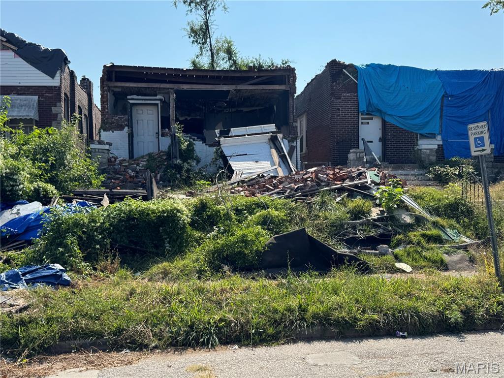 WHAT A BEAUTIFUL WAY TO START THE BUILDING BACK OF NORTH ST LOUIS CITY WITH THIS PIECE OF LAND .   CALL FOR MORE DETAILS .