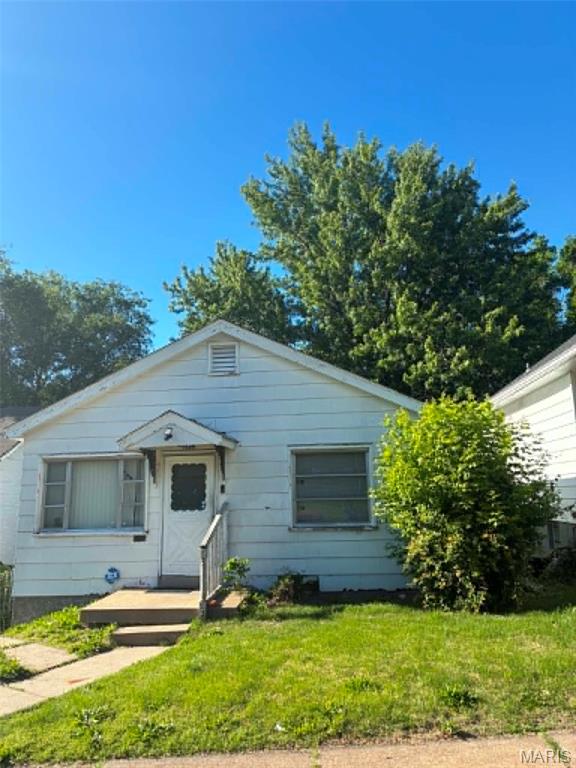 Great opportunity in St. Louis! This 2-bedroom, 1-bath one-story home offers strong rental potential or a great starter home option. 
Features include a spacious lot, practical layout, off-street parking, and easy maintenance. Convenient location close to public transportation, shopping, and restaurants.
Renter is Month to Month.