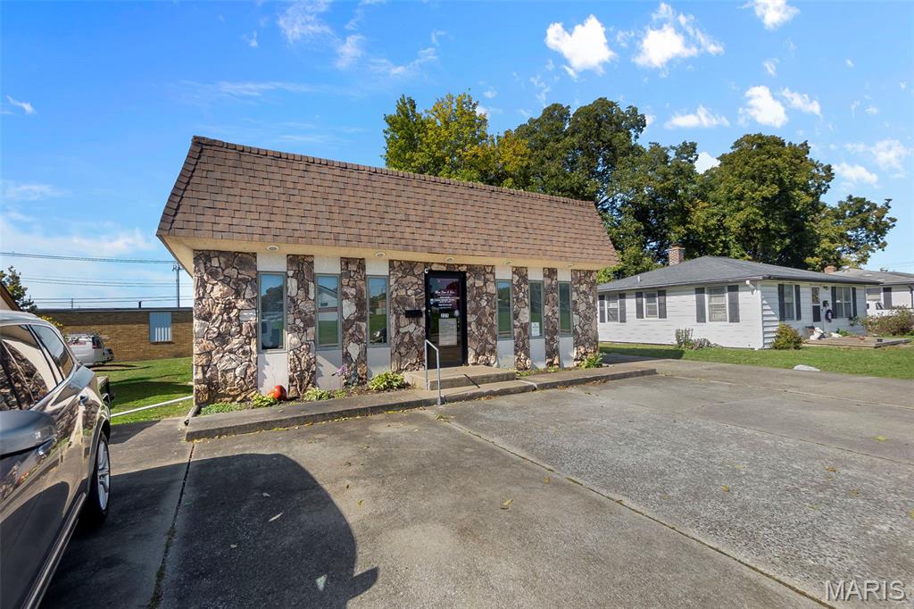 Rare combination of customer-facing retail or office space up front and a substantial attached warehouse in the back,  all on one of Cape Girardeau's most accessible corridors, just off Kingshighway between Independence and Broadway.
The front of the building offers an open, flexible layout ready to be configured as a showroom, professional office, or client reception area. The real bonus is behind it: a spacious warehouse with room for inventory, equipment, storage, or light production work, plus easy delivery access.
This property works for contractors needing a home base, service businesses requiring storage, medical or professional offices wanting visibility, or retail operations that need back-of-house functionality.