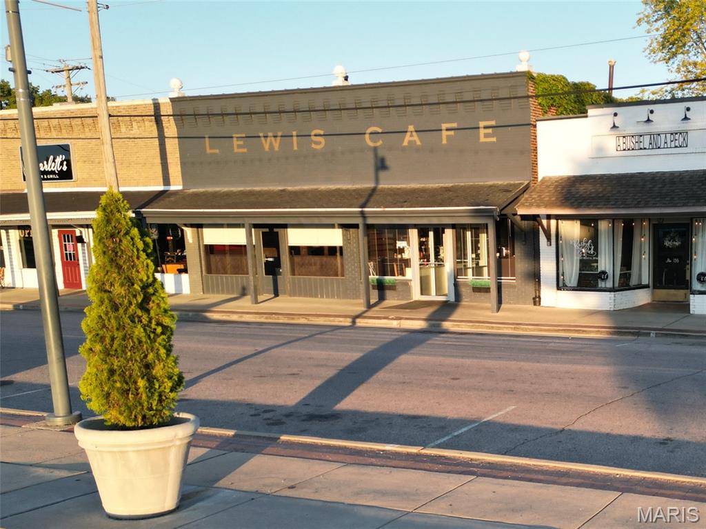 Step into this charming, building right on Main Street in the heart of St. Clair. This sale includes the building and equipment. Just bring your recipes and your passion!

* Located near shopping and other Main Street favorites
* Fully equipped restaurant building
* Basement
* Furnished

If you’ve ever dreamed of owning a restaurant, this is your chance.

Possible lease $3,500/month