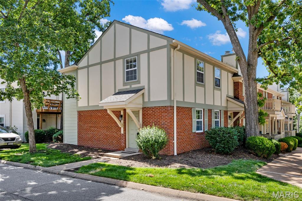 **WELCOME TO 1426 THRUSH PLACE...THIS "RARE" GROUND LEVEL--END UNIT-- 1 BEDROOM 1 BATH FLOOR PLAN IS VACANT AND READY FOR IMMEDIATE OCCUPANCY!!**SIDE ENTRY WITH EASY/AMPLE PARKING NEAR ENTRY DOOR--MINIMAL STEPS--EASY ACCESS TO CONDO!!**WASHER & DRYER ALONG WITH KITCHEN REFRIGERATOR ARE INCLUDED**PATIO WITH STORAGE CLOSET OFF OF KITCHEN DOOR**ENJOY ALL THAT BRENTWOOD FOREST HAS TO OFFER...2 SWIMMING POOLS, TENNIS COURTS, LAKE JEFFERSON, WALKING TRAILS AND MUCH MORE! BRENTWOOD FOREST IS CENTRALLY LOCATED AND CLOSE TO MAJOR HIGHWAYS, PUBLIC TRANSPORTATION, SHOPPING CENTERS, RESTAURANTS, AND MAJOR HOSPITALS!**