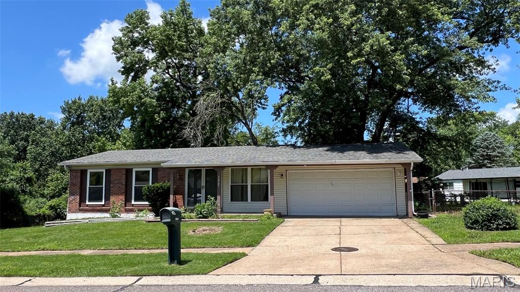 3 bed room house with 2 attached garage. Hardwood floor through out whole house. Updated kitchen. walkout basement with full bathroom and 2 sleeping area.

Moving in ready.