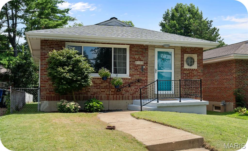 Open house Sun. 7/19 from 1-3pm. Why settle for ordinary when French Ct. is serving up charm with a side of privacy? This adorable 2 bedroom, 1 bath brick beauty is move-in ready and waiting for its next lucky owner. Inside, you'll find an updated kitchen that's ready for weeknight dinners & weekend brunches, plus a refreshed bathroom that keeps things stylish and functional.
Need a little peace and quiet? You're in luck! This cutie & it's detached one-car garage are tucked off a dead-end alley, giving you the kind of privacy that's hard to come by, less traffic, more tranquility. And when you're ready to get outside, you're just moments from beautiful Carondelet Park, where morning walks, afternoon picnics, and evening sunsets are always on the agenda. Cute, updated, and in a location you'll love, this little brick charmer is saying "Oui, oui!" to its next owner. Don't leave this French connection waiting!