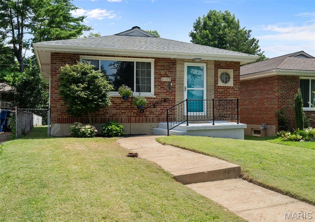 Why settle for ordinary when French Ct. is serving up charm with a side of privacy? This adorable 2 bedroom, 1 bath brick beauty is move-in ready and waiting for its next lucky owner. Inside, you'll find an updated kitchen that's ready for weeknight dinners & weekend brunches, plus a refreshed bathroom that keeps things stylish and functional.
Need a little peace and quiet? You're in luck! This cutie & it's detached one-car garage are tucked off a dead-end alley, giving you the kind of privacy that's hard to come by, less traffic, more tranquility. And when you're ready to get outside, you're just moments from beautiful Carondelet Park, where morning walks, afternoon picnics, and evening sunsets are always on the agenda. Cute, updated, and in a location you'll love, this little brick charmer is saying "Oui, oui!" to its next owner. Don't leave this French connection waiting!