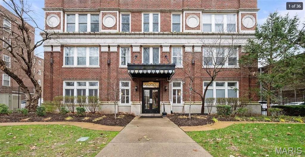 Perfectly located near Wash U Medical and Main campus, BJC, College of Pharmacy, School of Nursing, Forest Park and everything in the Central West End. One bedroom one bath with an open living area, complete kitchen with all stainless appliances and in unit laundry (washer/dryer  combo included). Brand new carpeting and freshly painted. Corner unit and great elevator access. Quaint coffee shop on the corner and easy access to highways and restaurants. The building has controlled access with an intercom system. Very well kept building. Two elevators are available and mailbox / packages are inside for ease in retrieving. The condo is all electric so expect low utility bill. Application fee $50/person.