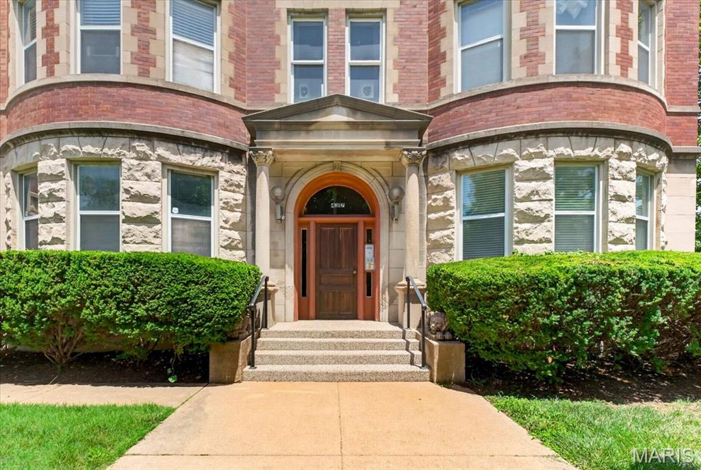 Spacious condo in the desirable Lindell Commons community offering a fantastic opportunity to add your own personal style and updates. This generously sized unit features an open living and dining area, large bedrooms, abundant closet space, and a functional floor plan with excellent potential. Enjoy the convenience of low-maintenance condo living in a prime Central West End location near shopping, dining, medical campuses, parks, and major highways. Whether you're looking for your next home or an investment opportunity, this property is ready for your vision. Being sold as-is.
