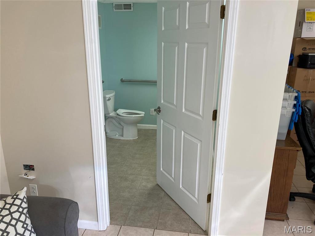 TRIANGLE - Commercial Sale