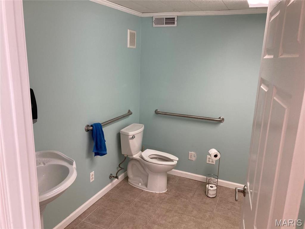 TRIANGLE - Commercial Sale