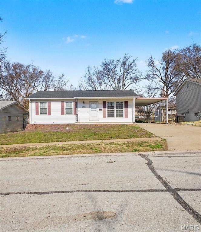 This move-in ready 3-bedroom, 1.5-bathroom home is located in the desirable Ville Maria subdivision. Featuring a functional layout, the interior is highlighted by a kitchen updated with granite countertops and LVP flooring.
The residence offers plenty of living space, including a finished basement that adds versatility to the home's footprint. Outside, you will find a fully fenced-in backyard, providing a private and secure area for outdoor activities. The inclusion of a single-car carport adds daily practicality and convenience.
Ideally situated for an easy lifestyle, this home offers quick access to major highways, local shopping centres, and a variety of area conveniences.
Schedule your private showing today!