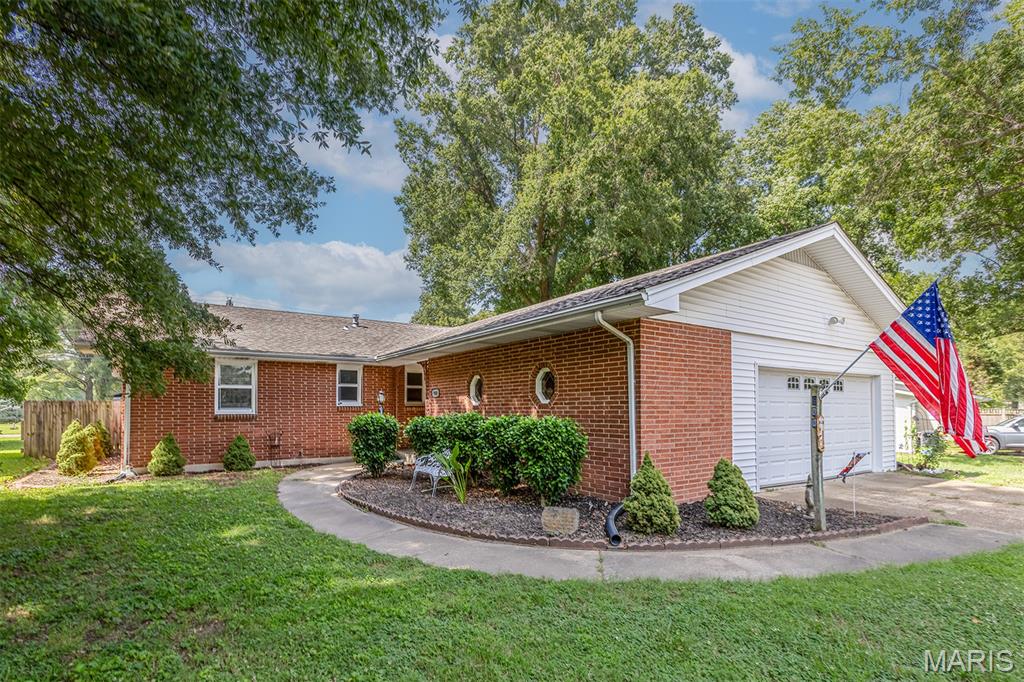 Welcome to 900 Hawthorn Drive in Sikeston, Missouri—a spacious and versatile home situated on a large corner lot with a fenced backyard, offering plenty of room for outdoor entertaining, pets, gardening, or play.
Inside, you'll find a thoughtfully designed floor plan featuring a large dining room perfect for family gatherings and holiday celebrations. The oversized kitchen is a standout, complete with abundant cabinetry, a dine-in breakfast bar, stainless steel appliances, double ovens, and an additional range/oven, making it ideal for home chefs and those who love to entertain.
The bright and inviting sunroom provides extra living space and a relaxing place to enjoy your morning coffee or unwind at the end of the day.
The finished basement adds even more functionality with a cozy gas fireplace, a flexible bonus room currently being used as a bedroom, and an incredible amount of storage space. Whether you need a home office, guest room, recreation area, or hobby space, this home offers the flexibility to fit your lifestyle.
With generous living areas, extensive storage, a fenced yard, and desirable features throughout, 900 Hawthorn Drive combines comfort, convenience, and space in one exceptional Sikeston property. Schedule your private showing today!
