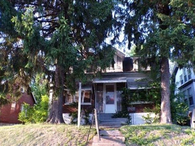 Handyman special! Two-story home in need of complete rehabilitation. Built in 1913, this property offers 
approximately 1720 square feet with 4 bedrooms and 1 full bath. Property is being sold in as-is condition 
and requires significant repairs. CASH ONLY, auction No access to interior of any kind, due  to property condition.