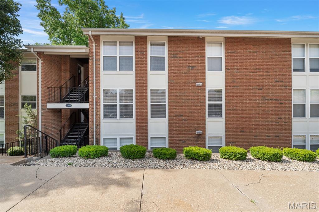Move in Ready 2 bed, 2 full bath condo in Greenbriar in Kirkwood. This unit backs to a park like grass area, features new wood laminate flooring throughout, gas fireplace, exposed brick wall which gives it a hip loft feel. 
Separate living and dining rooms, newer windows, fresh kitchen with updated stainless appliances, large walk in closet in the master along with an en-suite bath. The 2nd bedroom is open as it was used as an office, but can be easily converted back into a private space/bedroom. White 6 panel doors, newer full size washer/dryer in unit, tons of natural light, and a sliding door leading to a spacious covered freshly stained deck spanning the length of the unit. Parking is easy and open with just a few steps to the front door. Association pool, tennis and clubhouse. Super cute and priced to sell! *Back on the market as buyer backed out due to financial inability. Kirkwood municipal inspection completed!