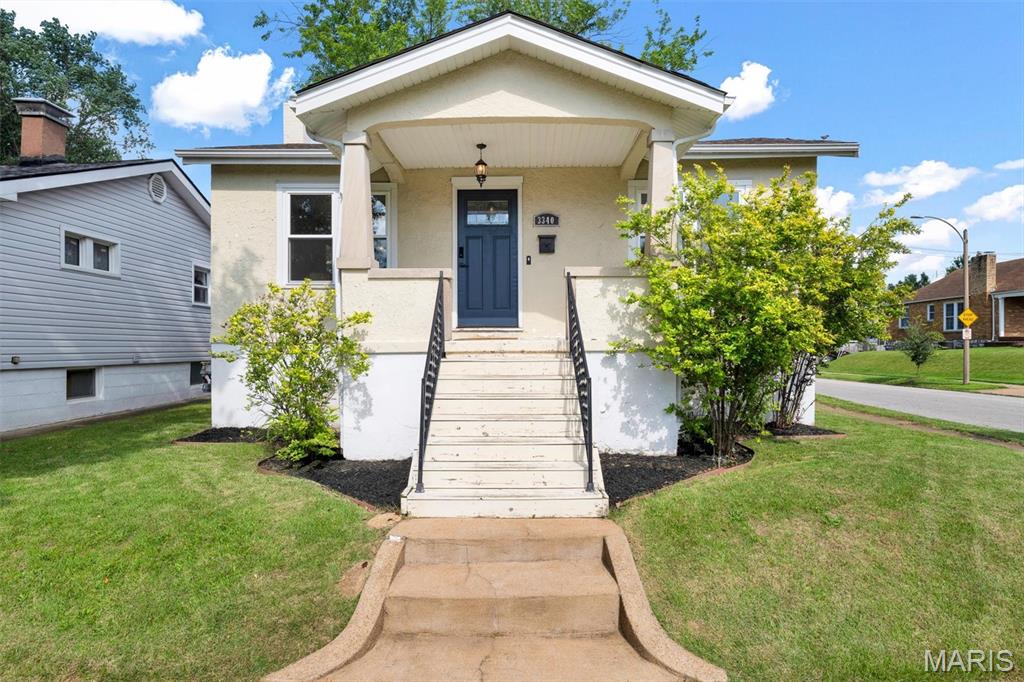 Charming 2-bedroom home on a quiet street in the desirable Lindenwood Park neighborhood, situated on a corner lot. This cozy home offers a comfortable and inviting layout.

The spacious living room flows into a separate dining room, making it perfect for both everyday living and entertaining. The kitchen features stainless steel appliances and a gas stove, along with access to a small back porch area.

Two generously sized bedrooms provide ample closet space, along with a nicely updated full bathroom on the main floor.

The lower level includes a one-car tuck-under garage and plenty of storage space. Outside, you’ll find a level, fenced yard—ideal for relaxing or entertaining. Conveniently located near shopping, restaurants, parks, and all the neighborhood favorites Lindenwood Park has to offer.