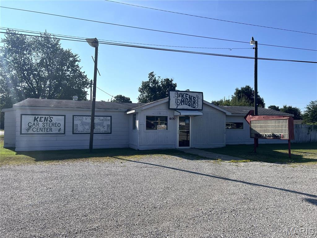 Perfect high Traffic Location Kennett, MO.

The property is currently home to Ken's Music. A long established business . Owner is ready to retire! It consists of a 2926 Sq Ft commercial building and a 800 Sq Ft house. Business building has 2 HVAC units, 1 Bathroom, and plenty of space for any business dream you may have. The house is a 2 Bedroom, 2 Bath, central heat and air. Built in 1946. Rental income or personal use. Business is located at 600 S Bypass in a High Traffic Area. House is at 1403 Eleanor. Shown by Appointment Only. Location, Location, Location!! Lot Size 88.5X180 Location: City, High Traffic