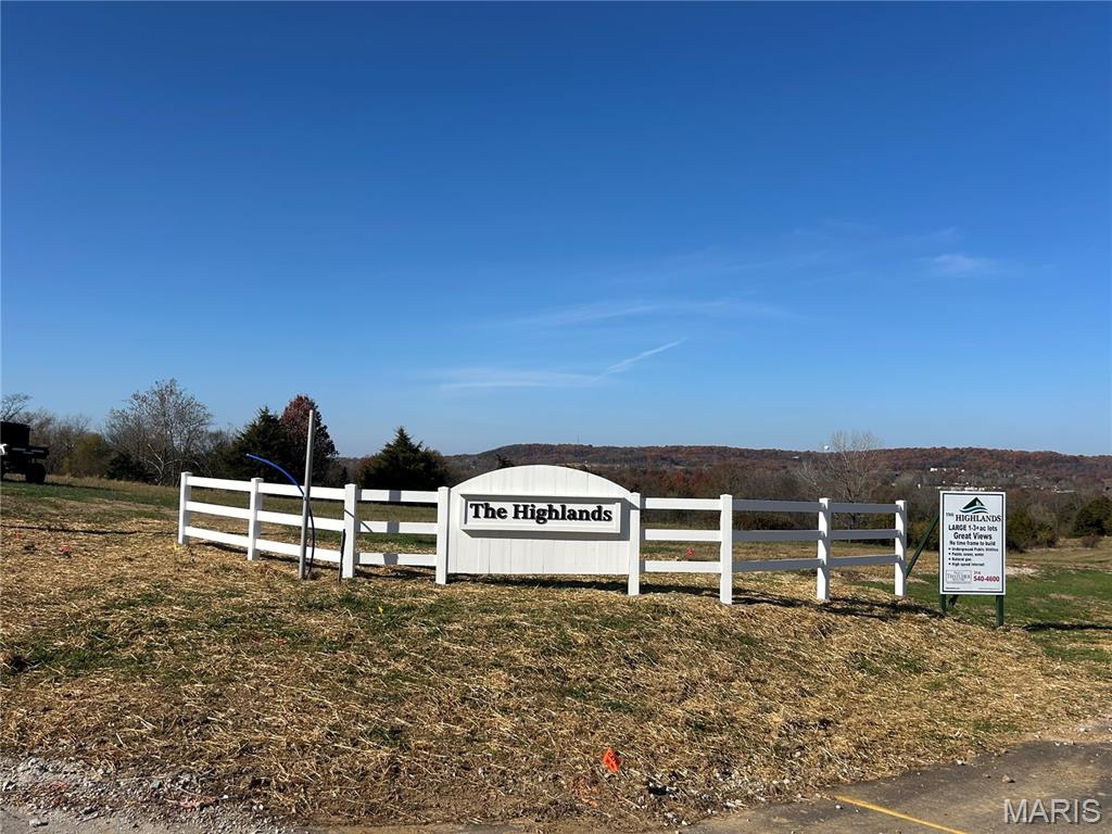 THE HIGHLANDS is  Franklin Counties Latest and Finest 1-3+ acre Custom Home  20  Lot Development . Truly an enclave with few neighbors.  You may choose from a variety of Open & Wooded lots all with  mostly level building sites and gently sloping rear yards, perfect for rear walk out some overlooking common ground, lake, and or woods.  Enjoy a Country atmosphere with ALL underground city services ,Sewer, water, telephone, Electric, Spectrum Internet, Spire Natural gas ,Incredible endless Hilltop views, wide paved streets, Protective Covenants with an emphasis on quality and style.Your builder of choice with no time frame to build. 
All within easy HWY 44 access. There is nothing like it in the area except the developers previous development next door "Longview Meadows".
 Sales Brochure, restrictions and topographic maps available upon request. Minimum home size is1800 sqft . HOA Fees are $400/annum.