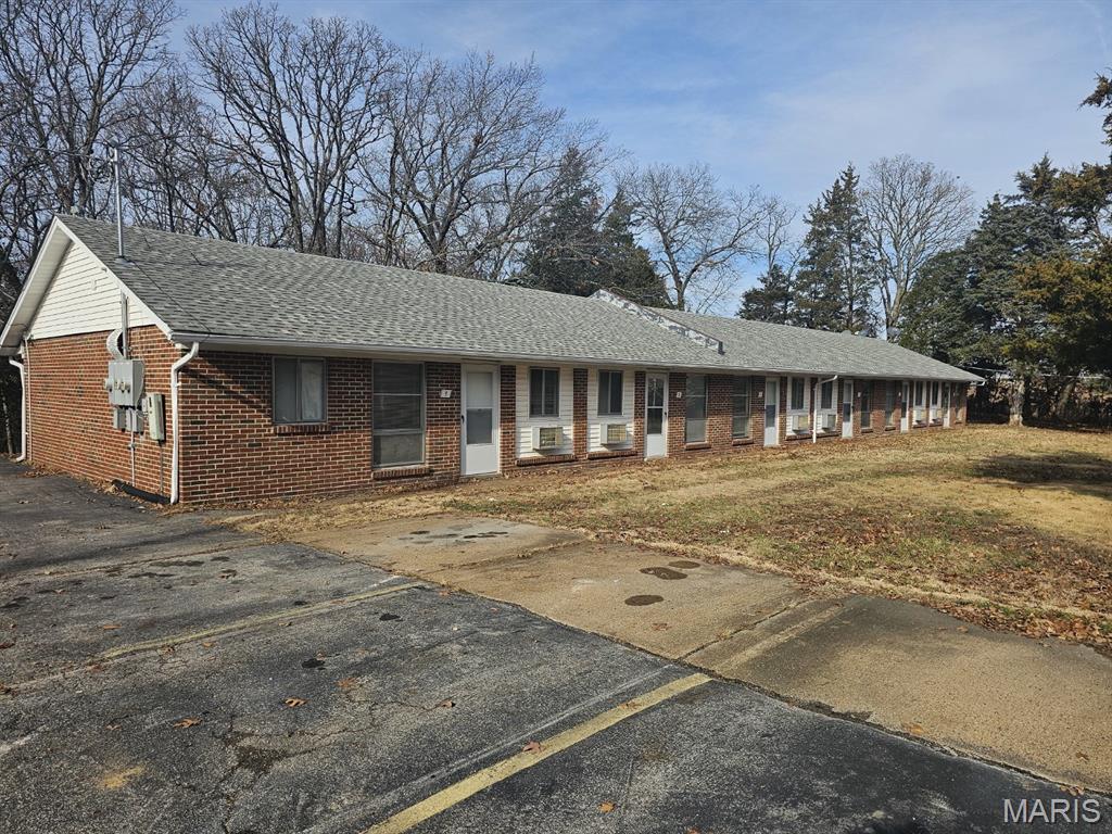 2 bedroom 1 bath unit for rent in the Hillsboro School District. Water, sewer, and trash included. Coin laundry on site. Very private location as property sits on over 2 acres backing to woods. Pets allowed with proper screening through petscreening.com which will determine pet rent and deposit amount. 1 unit currently available $100 application fee for each adult 18+