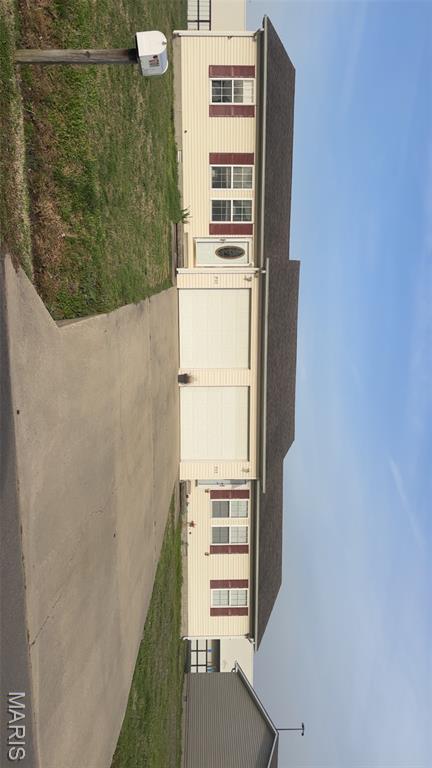 Duplex built in 2006 offering 1,788 total sq ft with two 2 bed, 1 bath units, each with a 1-car garage. Currently rented at $725/month per unit ($1,450 total monthly income).
Tenants pay utilities. Both units are on 1-year leases. Unit 701 features recently updated flooring, adding value and appeal.
Modern construction, steady income, and desirable location make this an excellent investment opportunity.