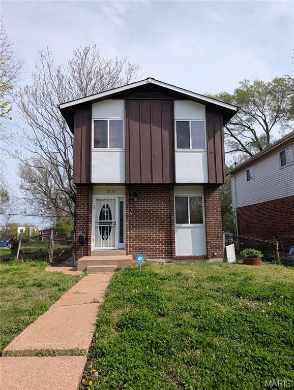WOW! Freshly rehabbed, LARGE 3-bedroom, TWO floors

Large, fresh, clean, passed inspection. CLOSE to SLU, City Museum, Contemporary Art Museum and restaurants. 3 bedrooms, half bath downstairs, 3 bedrooms upstairs. Full basement with washer and dryer hookups.
