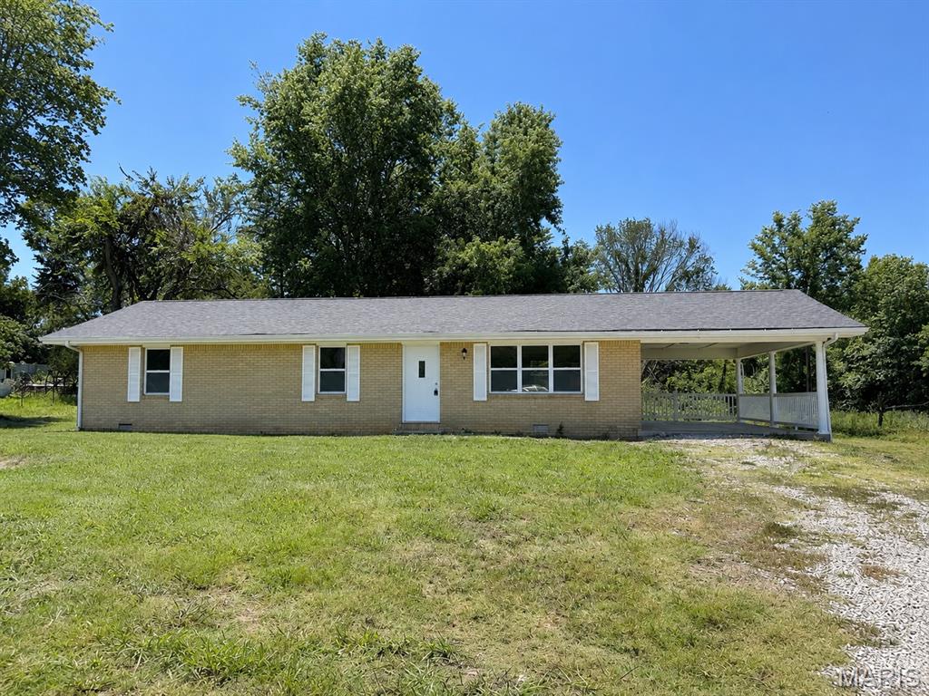 Cute 3 bedroom 1 bath brick home sitting on 1.27 acre m/l. This home has been undated, has all hard surface flooring throughout the home. Newer windows, large living room, eat in kitchen with nice pantry.  Covered carport attached to home. Ready to move in!