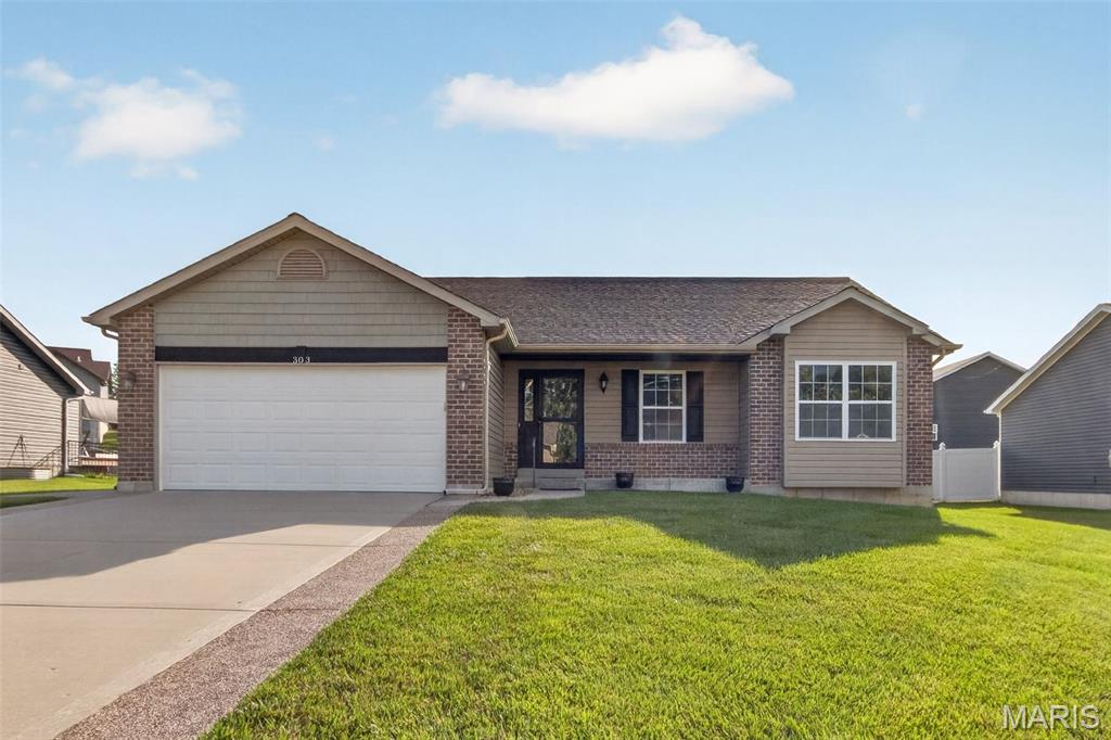 Well maintained 1 owner ranch home in Heritage Hills Subdivision in Truesdale just minutes from all that Warrenton has to offer. This 3 bedrooms, 2 bath home is better than new with a large lawn shed and beautiful maintenance free deck already in place. Make your appointment to view this home today.