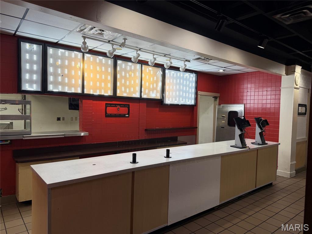 Court I - Commercial Lease