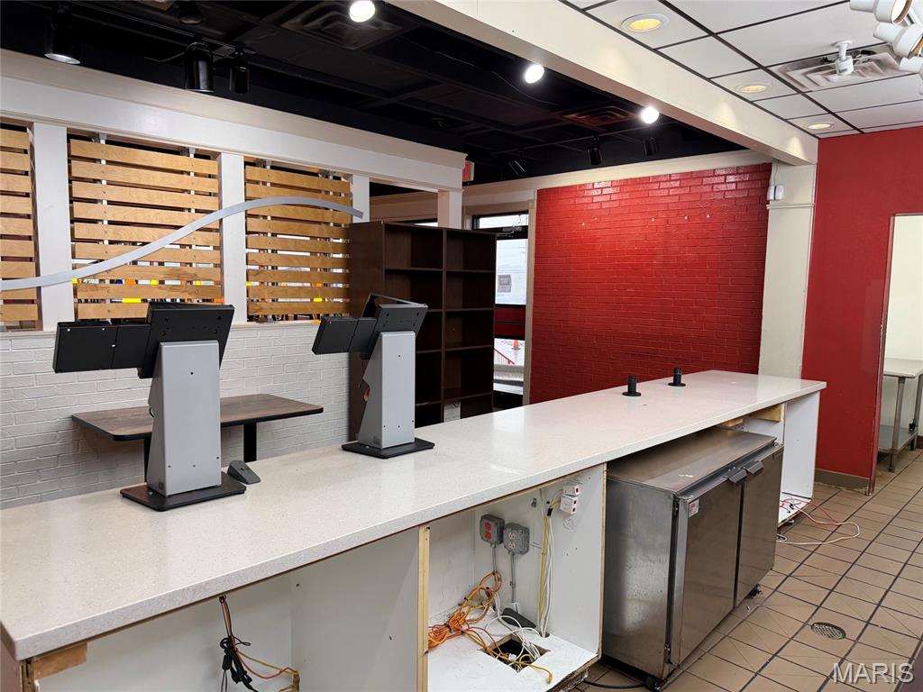 Court I - Commercial Lease