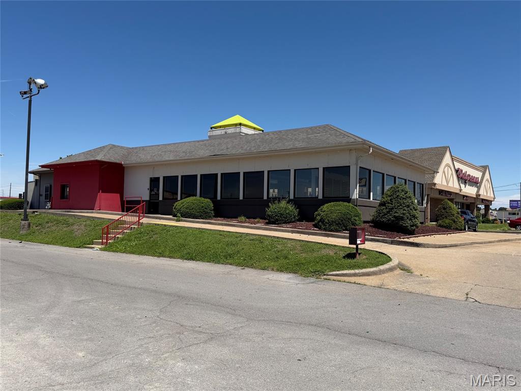 Court I - Commercial Lease