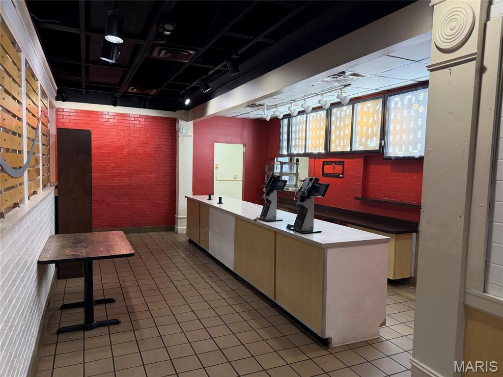 Court I - Commercial Lease