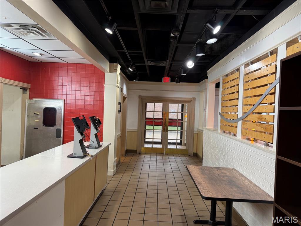 Court I - Commercial Lease