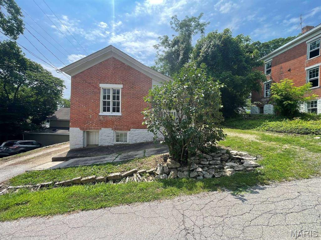 This is one of those deals that doesn’t stay quiet for long.

Investor opportunity in an established Clarksville location with clear upside and multiple exit strategies. Single-family home with strong value-add potential, ideal for renovation or rental repositioning.

Tight inventory in the area makes deals like this stand out, perfect for an investor looking to create equity through improvements and capitalize on a straightforward project with strong resale or hold potential.

Don’t miss this one, reach out today for full details or to get access before it’s gone.