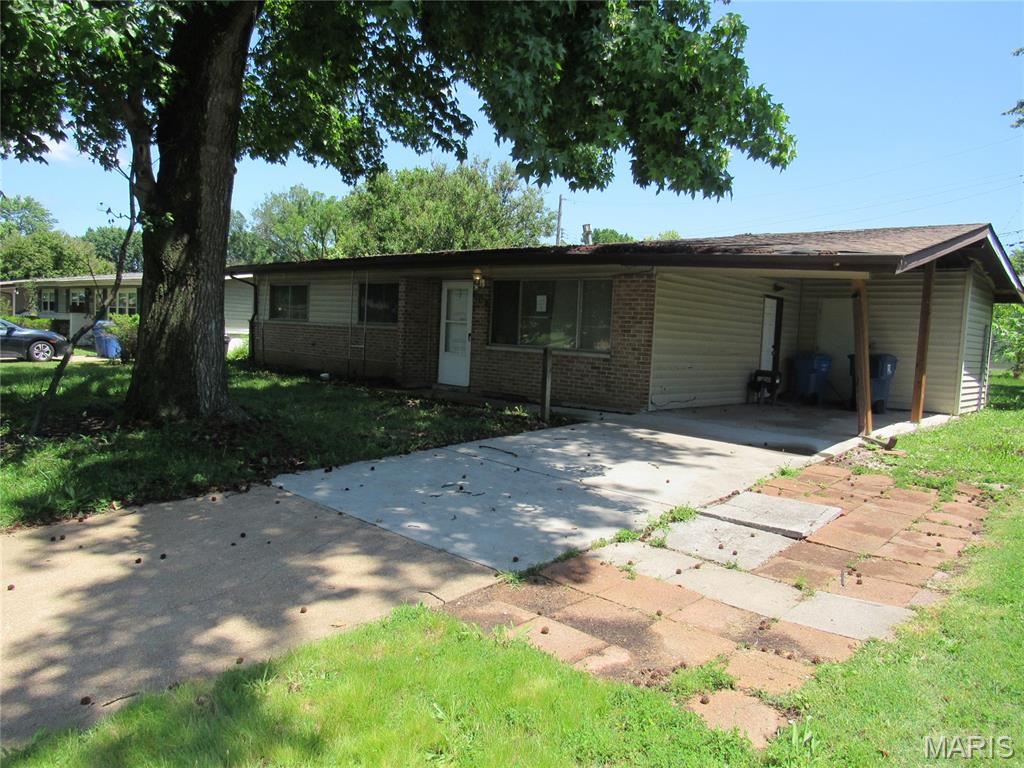 Looking for an affordable home that's easy to live in? This 3-bedroom, 1.5-bath home offers the convenience of one-level living with no interior steps and a main-floor laundry room that makes everyday life a little easier.
The location is hard to beat! With quick access to major highways, your commute is simple, and you're just a short walk from neighborhood restaurants, shopping, parks, and other local favorites. Property is being sold as-is. This property may qualify for Seller Financing (Vendee). If property was built prior to 1978, Lead Based Paint Potentially Exists