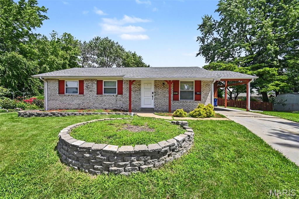 This three-bedroom, three-bathroom home is situated in the desirable Pleasant Hollow 2 neighborhood.
This home features a classic traditional floorplan that provides distinct, comfortable spaces for everyday living. The inviting living room is anchored by a cozy fireplace, creating a warm and welcoming focal point. Moving into the kitchen, you will find durable granite countertops perfectly complemented by a modern mix of black and stainless steel appliances. The primary suite includes an attached bathroom for your privacy and convenience. Step out back to enjoy a fully fenced-in yard, offering a fantastic space for outdoor relaxation or entertaining.
Conveniently located, this property offers quick and easy access to local shopping, dining, parks, and schools.
Schedule your private showing today!