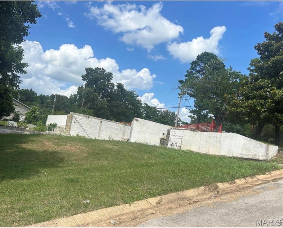 $10,000 - 1217 S 11Th St, Poplar Bluff, Mo 63901. 106x106 corner lot with basement zoned c-1