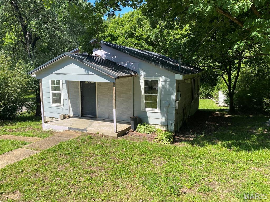 INVESTOR SPECIAL / DIY OPPORTUNITY!
3 Bed | 1 Bath | 992 Sq Ft
Looking for your next fixer-upper or investment property? This home is packed with potential and ready for the right buyer to bring it back to life. Situated on a spacious corner lot with a good-sized yard, this property offers a solid opportunity for investors, flippers, or handy homeowners looking to build equity.
Features include:
3 bedrooms, 1 bathroom
992 square feet
Metal roof
Large yard
Corner lot location
Great layout with renovation potential
Property will need updates and repairs including:
New electrical wiring
Plumbing updates
Heat and air installation
Perfect for a renovation project, rental investment, or affordable starter home remodel. Bring your vision and make this property shine again!
