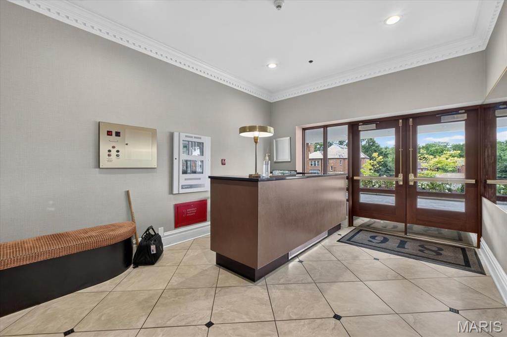 Eight-One-Six South Hanley Condominuim - Residential